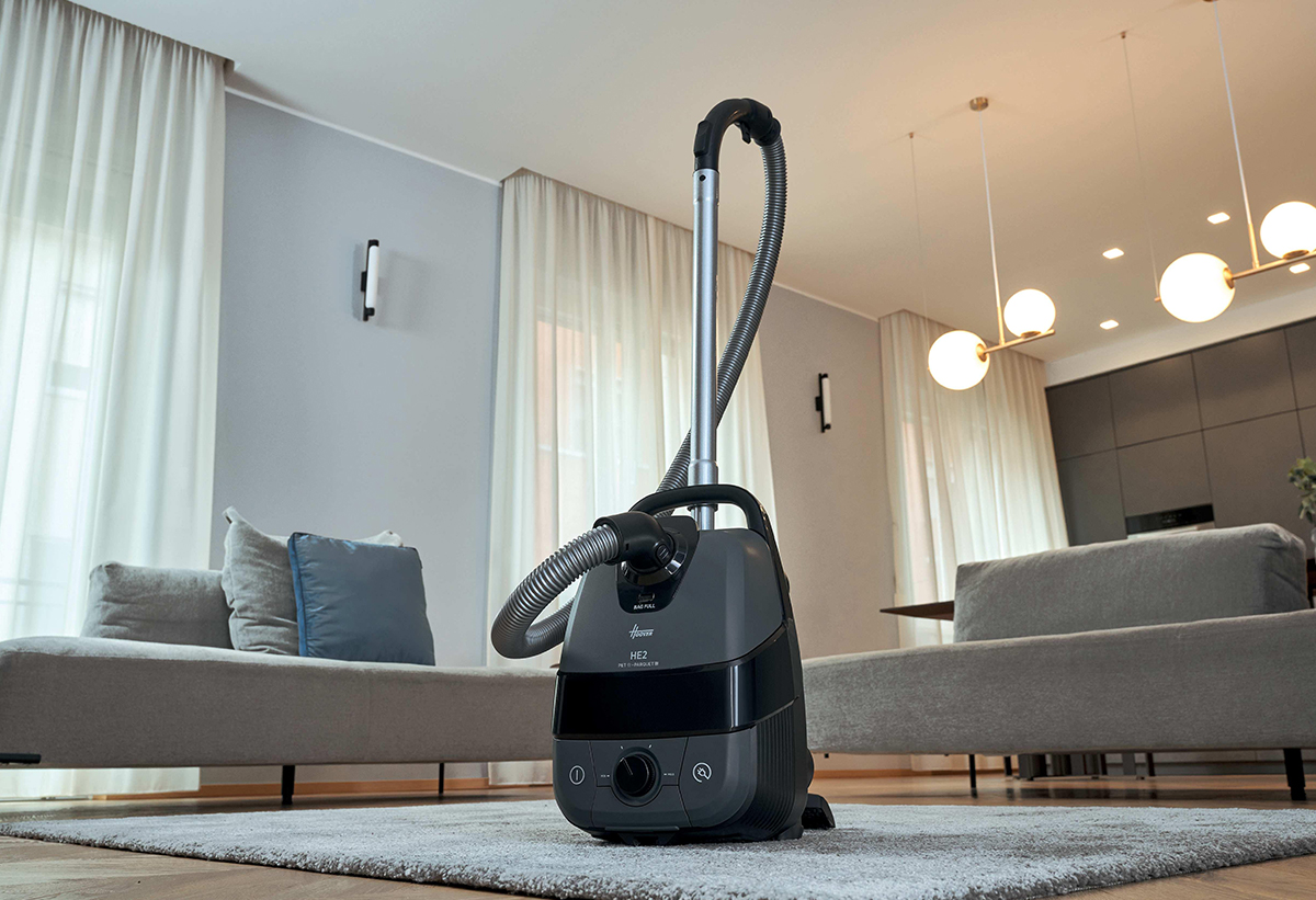 Απεικονίζεται η σκούπα στο σαλόνι.